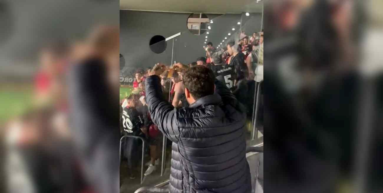  
 	
Tremenda provocación: hinchas del Santos de Brasil rompieron billetes de $ 1000 ante fanáticos de Newell's