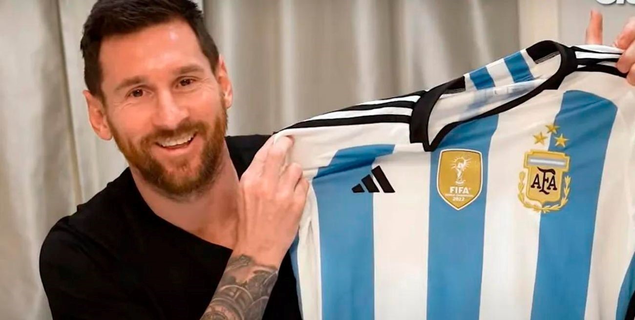 Messi firmó una camiseta argentina y le dibujó la estrella que faltaba arriba del escudo