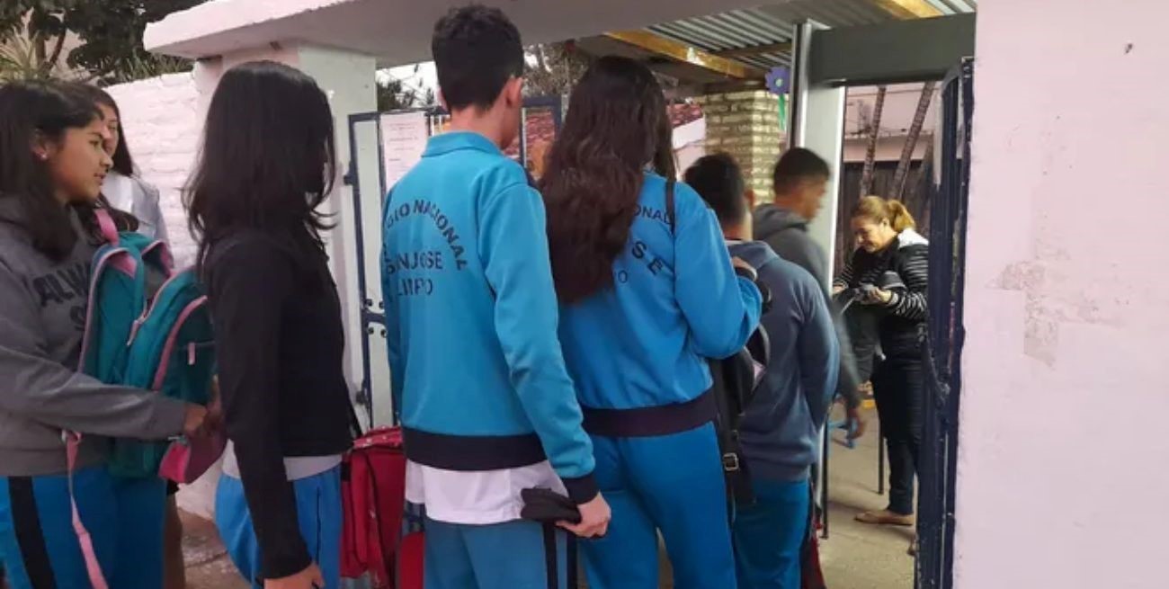 El Gobierno de Paraguay autorizó a los centros educativos a revisar las mochilas de los estudiantes