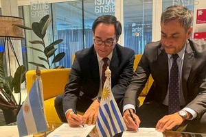 Cabandié y Bouvier firmando el acuerdo de conservación de especies y ecosistemas marinos.