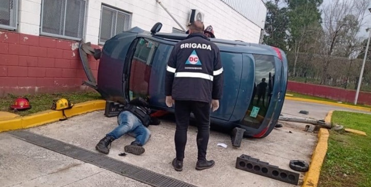 Video: iba a sacar su licencia de conducir en Lanús y volcó