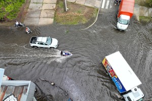 El registro gráfico es de la lluvia que cayó el 14 de marzo pasado. Así estuvo Bv. Zavalla y J. J. Paso. Hace 15 días, hubo otra precipitación importante en esta capital. Estos eventos climáticos se intensificarían a finales de año. Crédito: Fernando Nicola