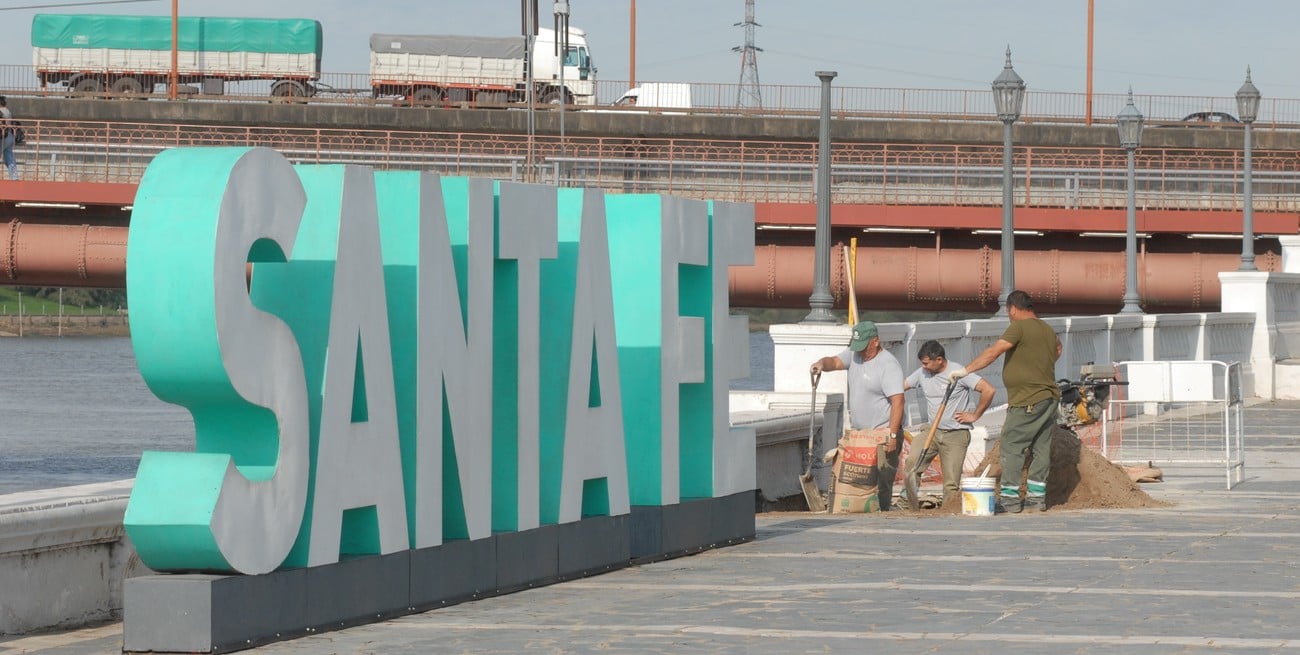 La Municipalidad repara el socavón en el punto más turístico de la ciudad de Santa Fe