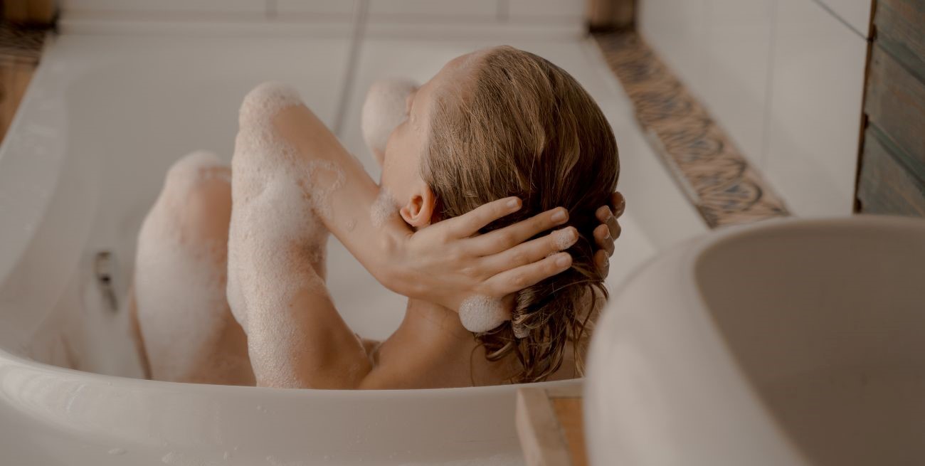 Experto de Harvard desaconseja bañarse a diario: ¿es perjudicial para la salud?