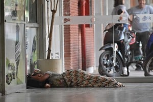 Drama social. No sólo durante la noche, sino también en horarios diurnos hay personas en situación de calle que duermen en la estación de micros local. Esto amerita soluciones urgentes por parte de las autoridades municipales. Crédito: Pablo Aguirre 