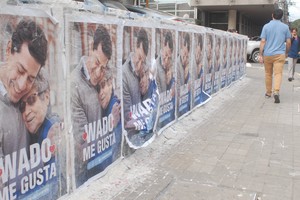 Primeras pegatinas en la capital provincial del posible precandidato del oficialismo kirchnerista. Crédito: Flavio Raina