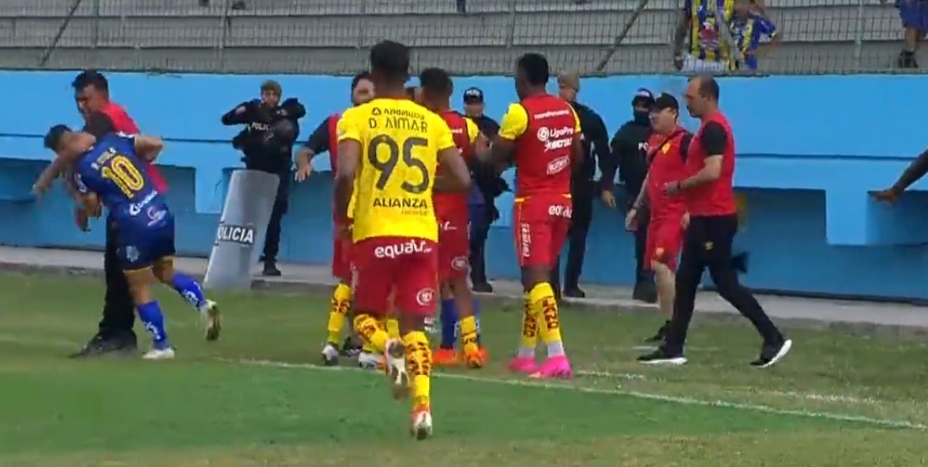 Video: un entrenador golpeó a dos rivales en pleno partido en Ecuador