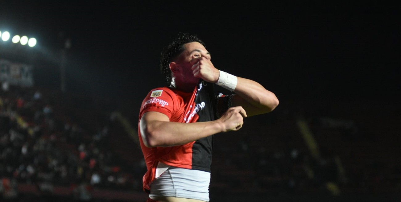 Colón jugó y ganó contra "13": su rival, el juez y el VAR