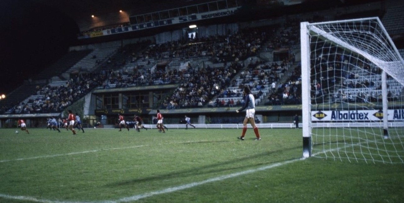 Hace 29 años se jugó el último partido con arcos cuadrados en Argentina: dónde fue y cómo eran