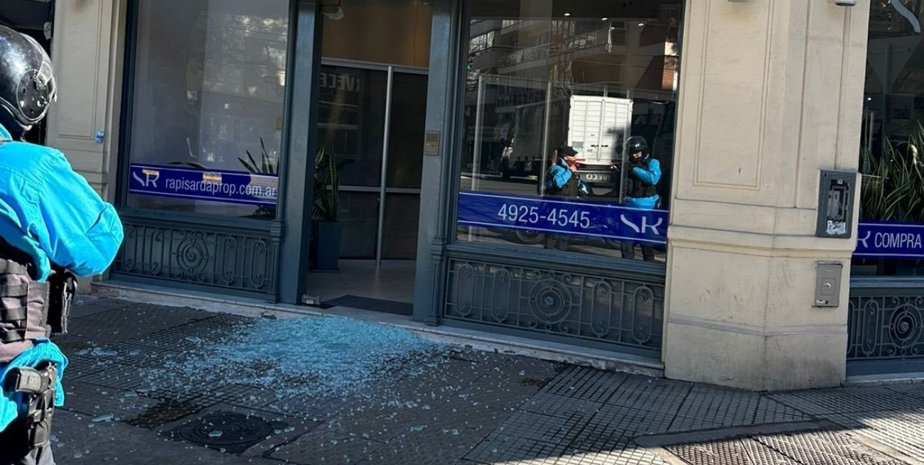 Tiene 70 años, fue a reclamar por la situación de Vélez y rompió el vidrio de la inmobiliaria del presidente