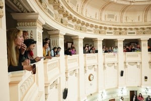 En el inicio de la sesión, las barras con mucha presencia de travestis y trans esperando la aprobación de la ley. Foto: Cámara de Diputados. 