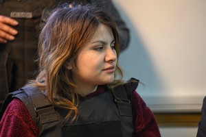 Uliarte se sacó de encima al personal del Servicio Penitenciario que la custodiaba, cruzó la sala a toda velocidad y golpeó a Marano en el brazo.