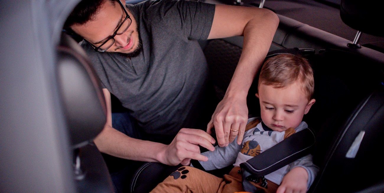 Cómo es la correcta instalación de las sillas para niños en los autos