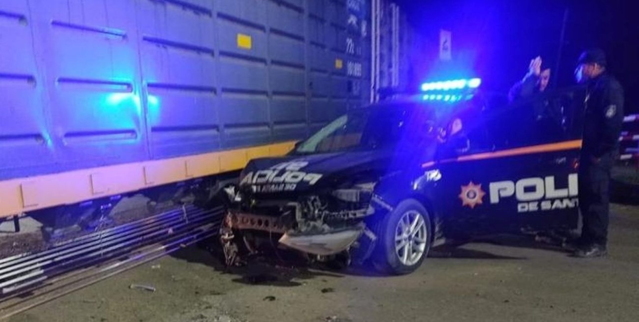 Un patrullero chocó un tren y dos policías terminaron heridos en la ciudad de Santa Fe