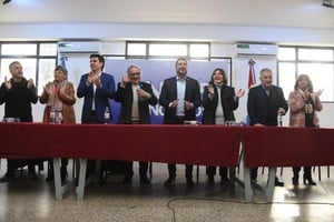 Marcelo Lewandowski y Silvina Frana, de la lista oficialista Elijo Hacer; Eduardo Toniolli y Leticia Quagliaro, de Un futuro sin Miedo; Marcos Cleri y Alejandra Obeid, de Unidad Ciudadana; y Leandro Busatto y María Alejandra Gómez Sáenz, de Unamos Fuerzas, junto a Ricardo Olivera. Crédito: Guillermo Di Salvatore.