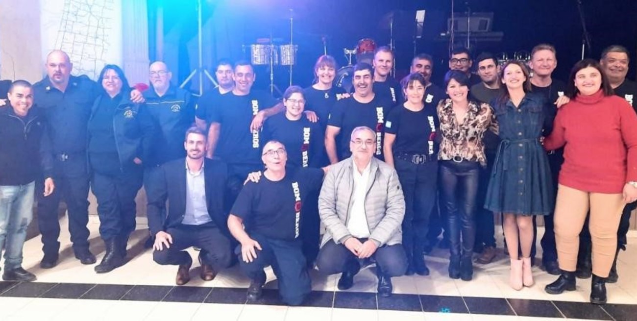 Calvo compartió con vecinos de San Vicente la cena celebración por el Día del Bombero Voluntario