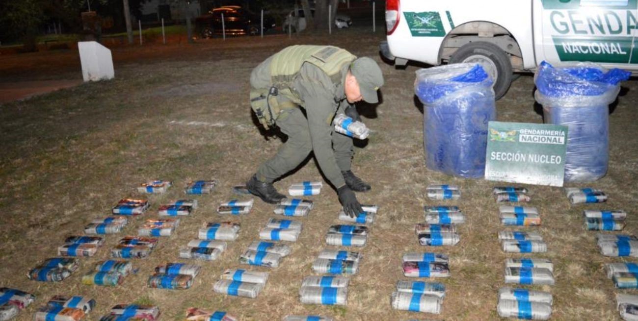 Decomisaron 130 kilos de hojas de coca y más de 90 neumáticos sin aval legal