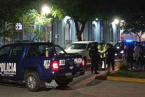 Efectivo policiales debieron intervenir para frenar el conductor. 