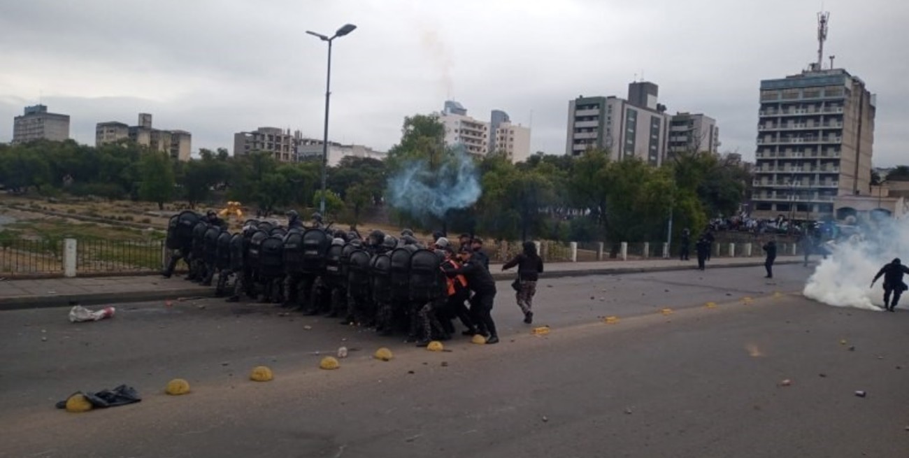 Choques entre manifestantes y la policía de Jujuy por la reforma Constitucional 