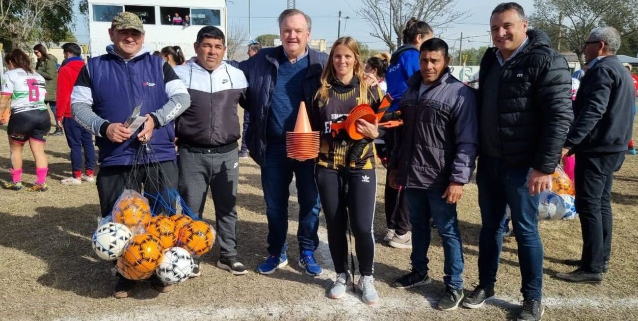 Michlig entregó elementos deportivos a equipos de Fútbol femenino del departamento San Cristóbal