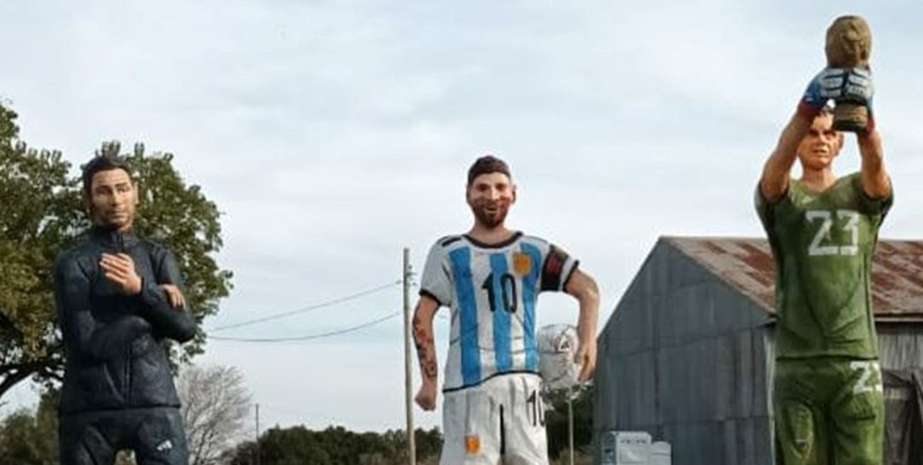 Las particulares estatuas con las que una localidad entrerriana homenajeó a Messi, Scaloni y el "Dibu"
