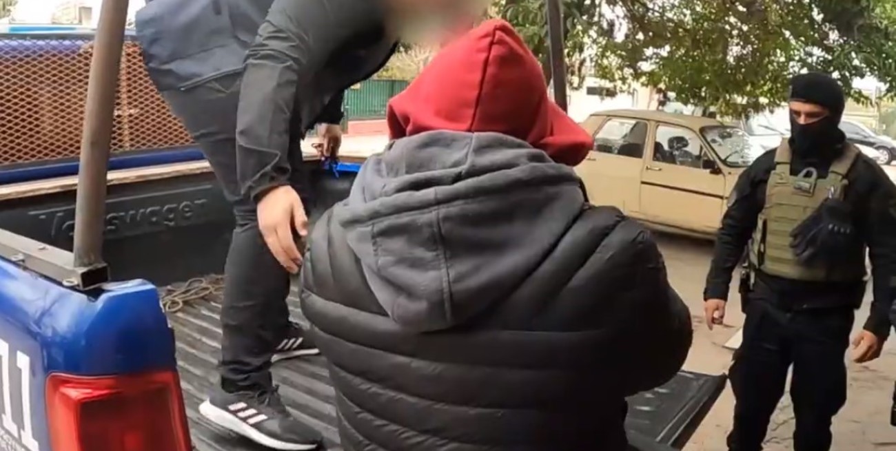 Video:  por amenazas extorsivas detuvieron a una mujer policía y su pareja