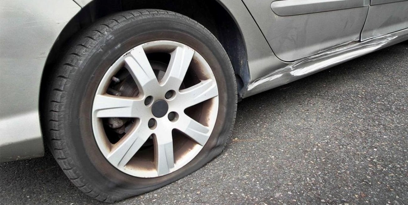 Pinchó goma, dejó el auto solo un par de horas y se lo robaron