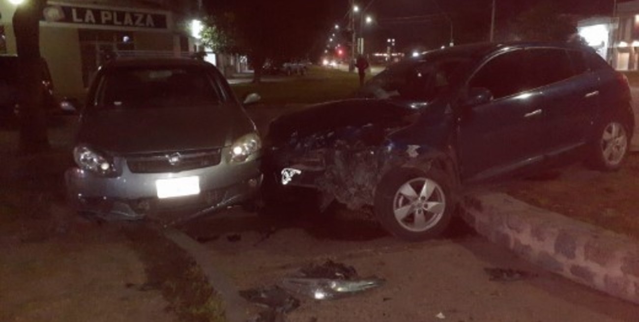 Ciudad de Santa Fe: chocaron dos autos y terminaron sobre una plaza