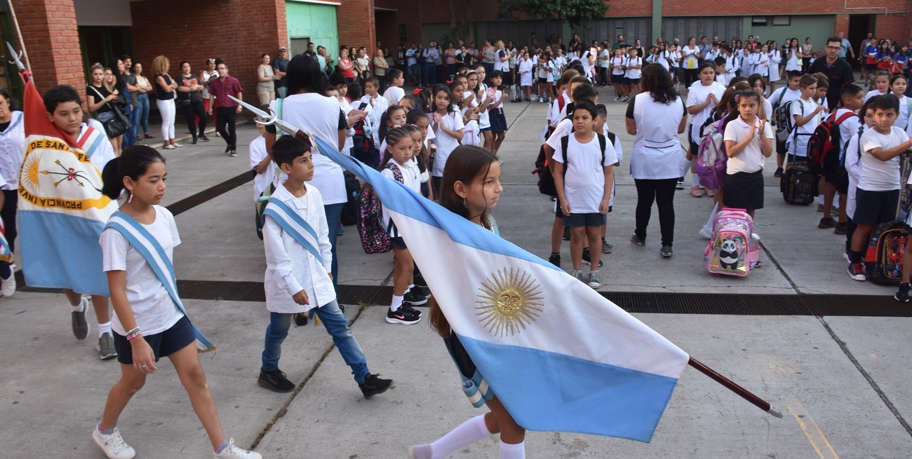 Cada escuela primaria santafesina recibirá una bandera de Argentina