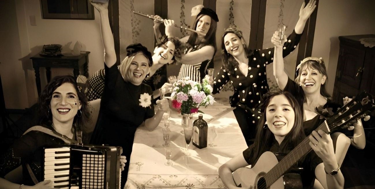 "Siemprevivas": mujeres cantando alrededor de una mesa