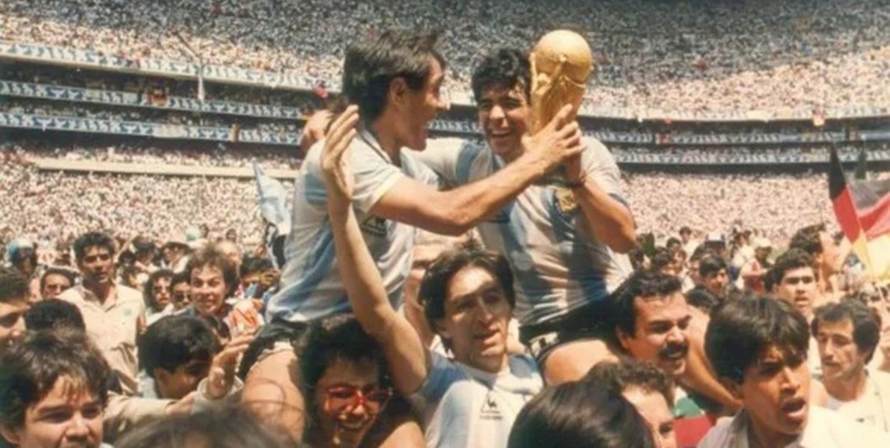Falleció Roberto Cejas, el santafesino
que llevó en andas a Maradona en México