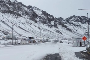 La nieve mantiene detenidos a cientos de vehículos de carga.