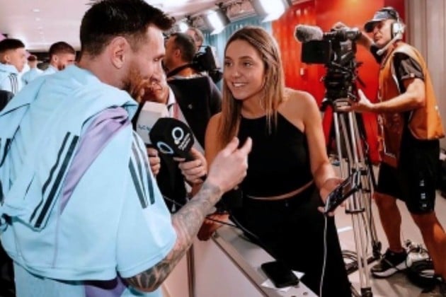 Tras la victoria ante Croacia que depositó a la Argentina en la final del Mundial de Qatar, Martínez protagonizó un momento que rompió el molde del esquema tradicional de preguntas y respuestas.