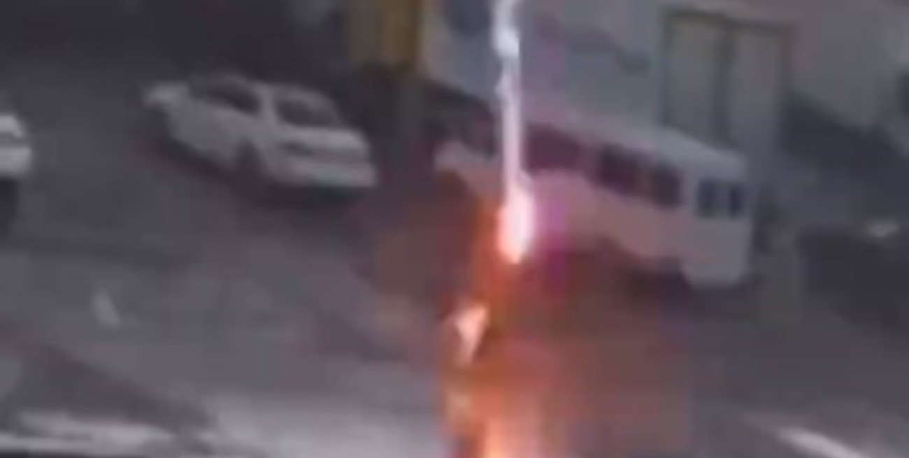 Video: un rayo mató a un hombre en Rusia y una cámara registró el momento