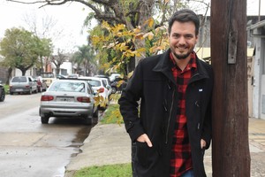 En la cuadra de su infancia. Ferratto posa para la cámara fotográfica de El Litoral: "Fui muy feliz aquí en Barranquitas". Crédito: Luis Cetraro.