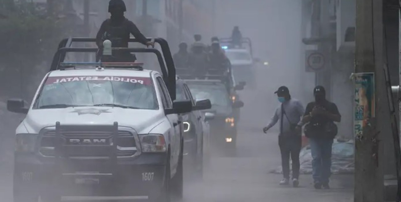 Video: secuestraron a 14 empleados de la Policía en México