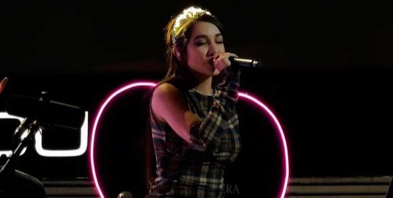 Un fan no arrugó y cantó junto a María Becerra en un acústico