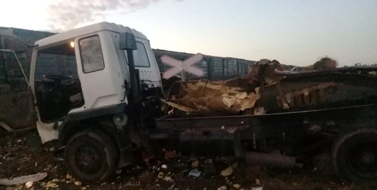 Un tren embistió a un camión sobre la Ruta 64 y milagrosamente sus ocupantes sobrevivieron