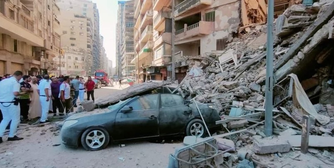 Se derrumbó un edificio en Egipto y fallecieron nueve personas
