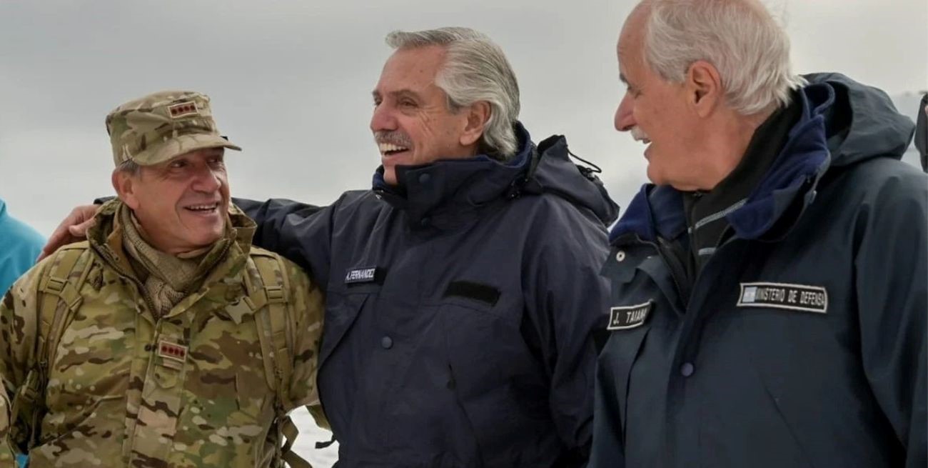 En medio de acusaciones de la oposición, Taiana recibe al Jefe de las Fuerzas Armadas