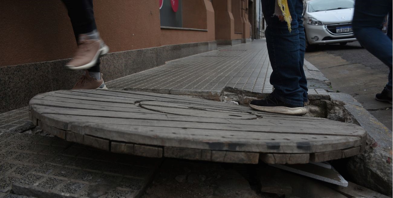 Vecinos reclaman hace 7 meses el arreglo de un pozo en el centro de la ciudad de Santa Fe