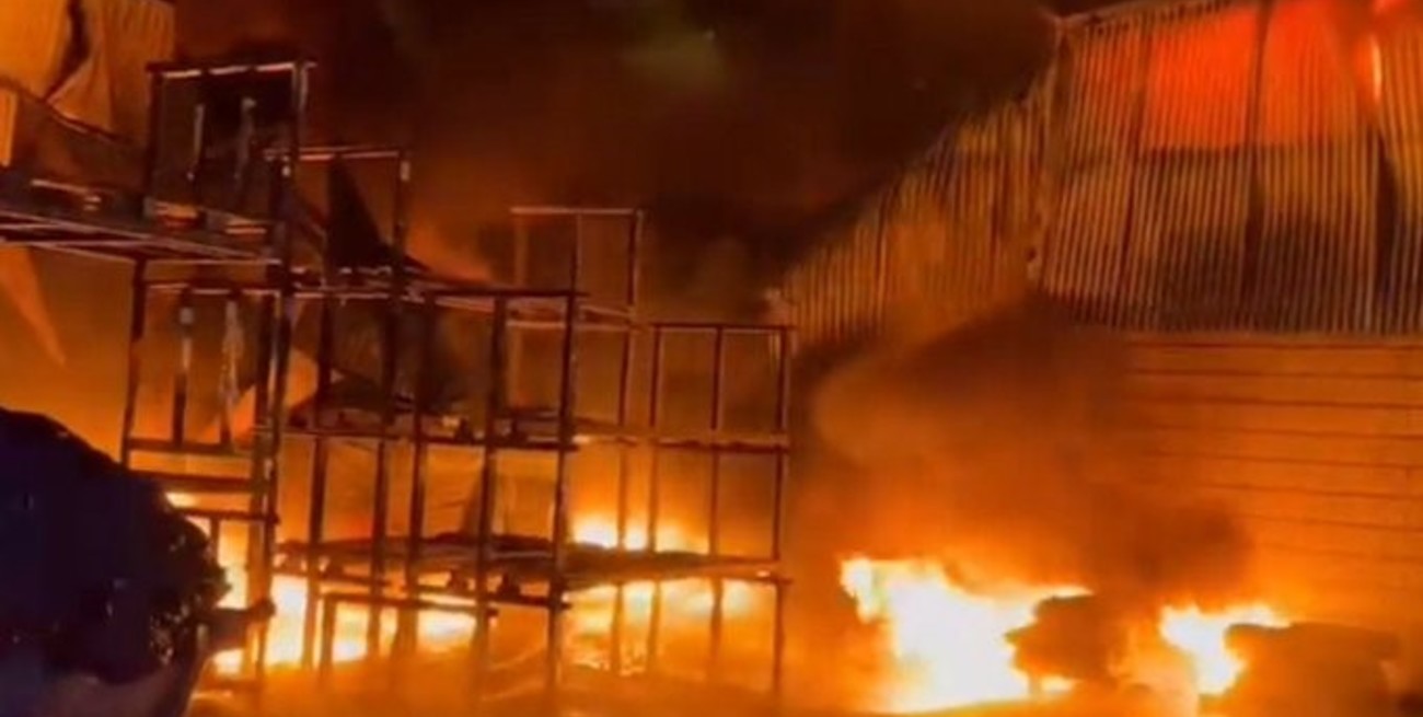 Se incendio una fábrica de membranas plásticas en Moreno