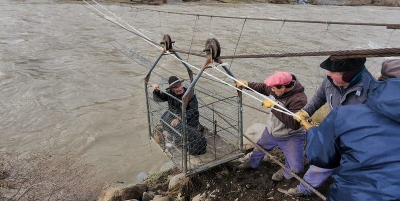 Quedaron aislados y deben cruzar el río en una "celda" metálica
