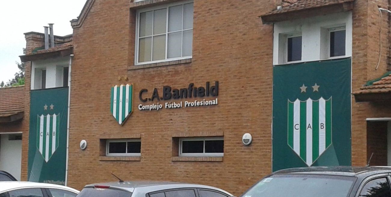 La barrabrava de Banfield irrumpió en el entrenamiento y apuntó contra el plantel