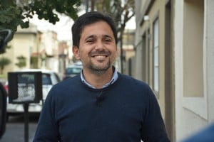 "La política son cuestiones concretas que le mejoran la calidad de vida a los vecinos", remarcó el precandidato a concejal. Crédito: Flavio Raina