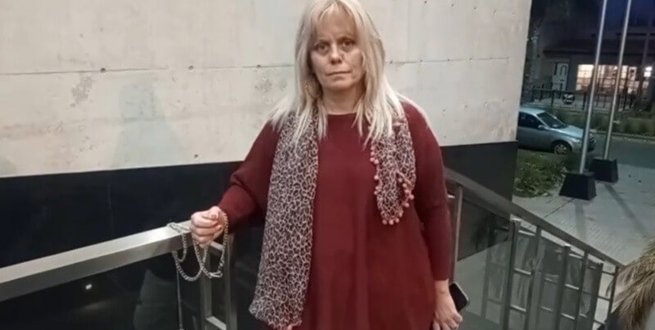 Allanaron la oficina de una fiscal y ella se encadenó en Tribunales