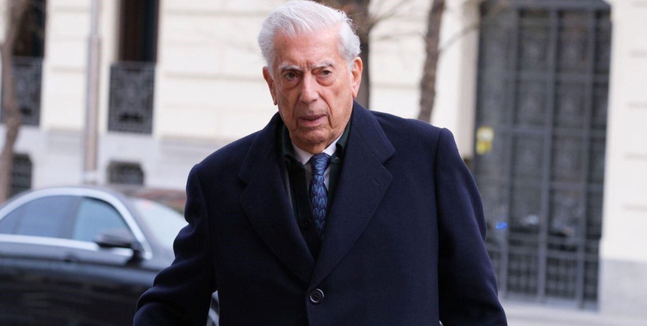 Mario Vargas Llosa debió ser hospitalizado tras contraer Covid-19