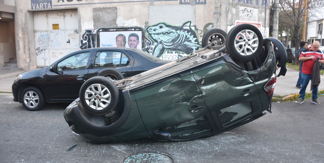 Impresionante choque y vuelco en Belgrano y Junín