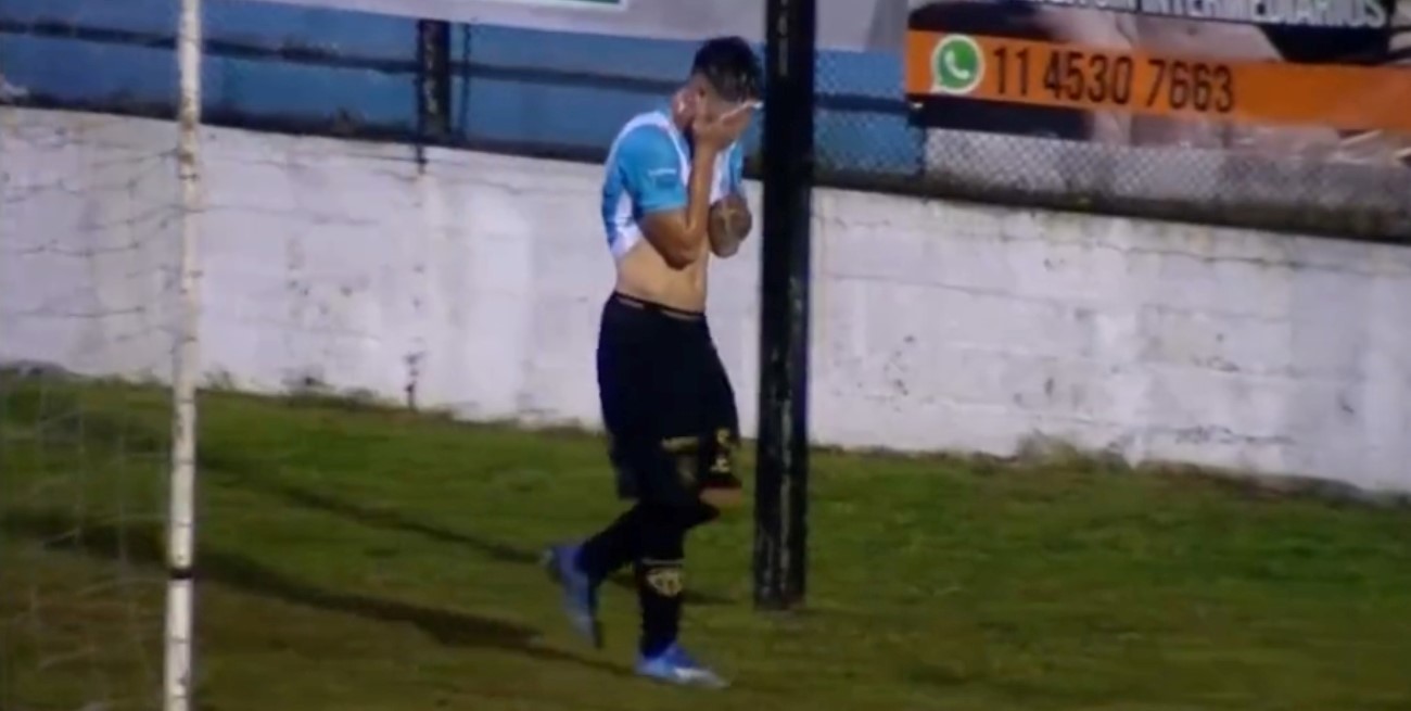 Insólito: lo expulsaron por orinar en pleno partido de Primera B