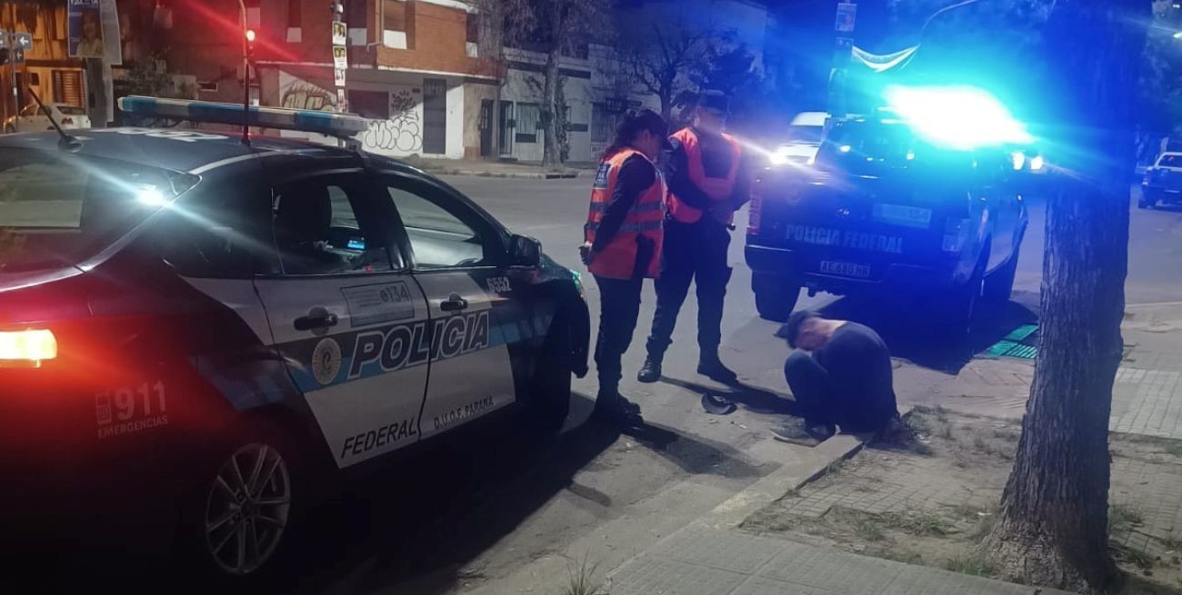 Rompió el vidrio de un automóvil estacionado y fue detenido